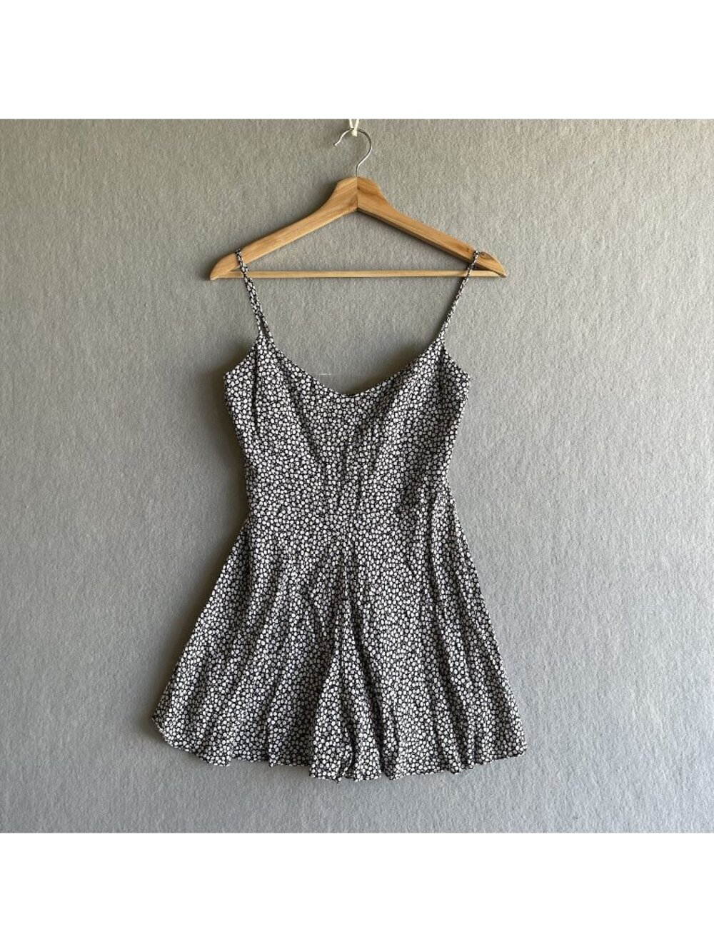 Zara Ditsy Floral Print Spaghetti Strap Romper V-Neck Flared Shorts BlackWhite S